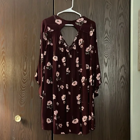 Lush eggplant colored dress with flowers. 3/4 flared sleeves. Size Medium - Picture 6 of 10